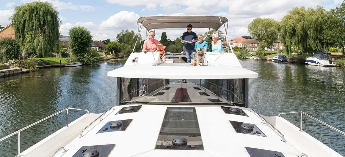 Le pont supérieur avec table, plancha et poste de pilotage
