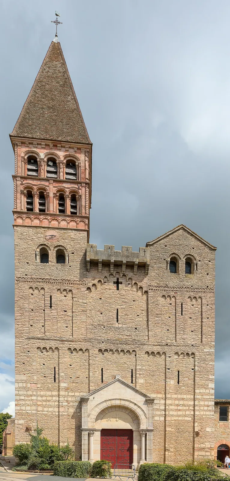 L’abbaye Saint-Philibert et les toits de Tournus