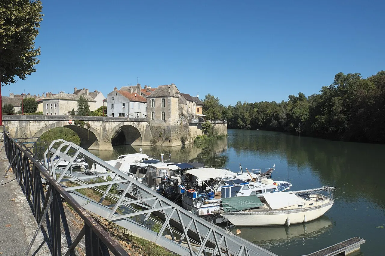 La rivière et les maisons de Verdun-sur-le-Doubs